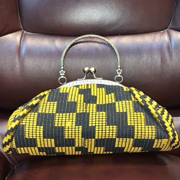 Unique Clasp Purse Handbag - Picture 6 of 12